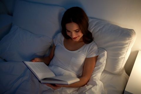 leer un libro antes de dormir puede ser buena idea